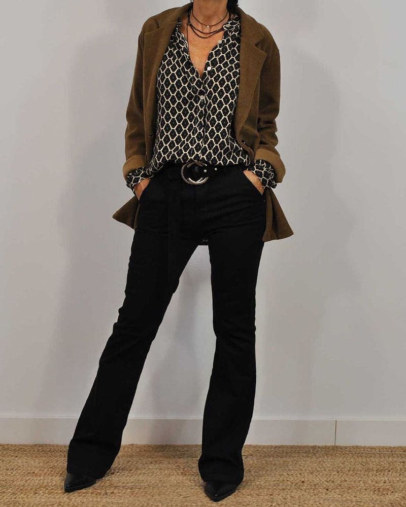 Brenda | Chic V-Neck Blouse with Geometric Flair